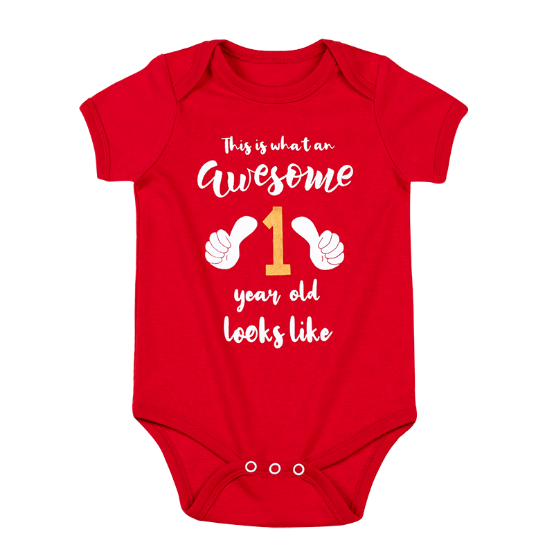 Macacão infantil estampado com personagem "This Is 1 Year Old" - Onesie bebê anúncio