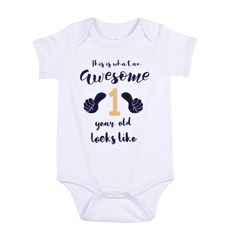 Macacão infantil estampado com personagem "This Is 1 Year Old" - Onesie bebê anúncio