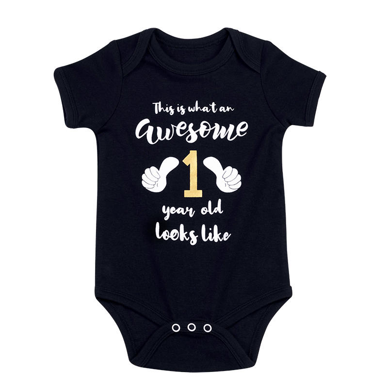 Macacão infantil estampado com personagem "This Is 1 Year Old" - Onesie bebê anúncio