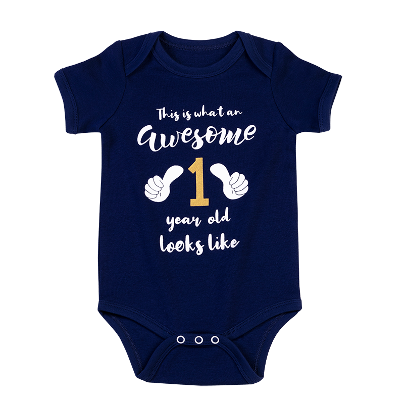 Macacão infantil estampado com personagem "This Is 1 Year Old" - Onesie bebê anúncio