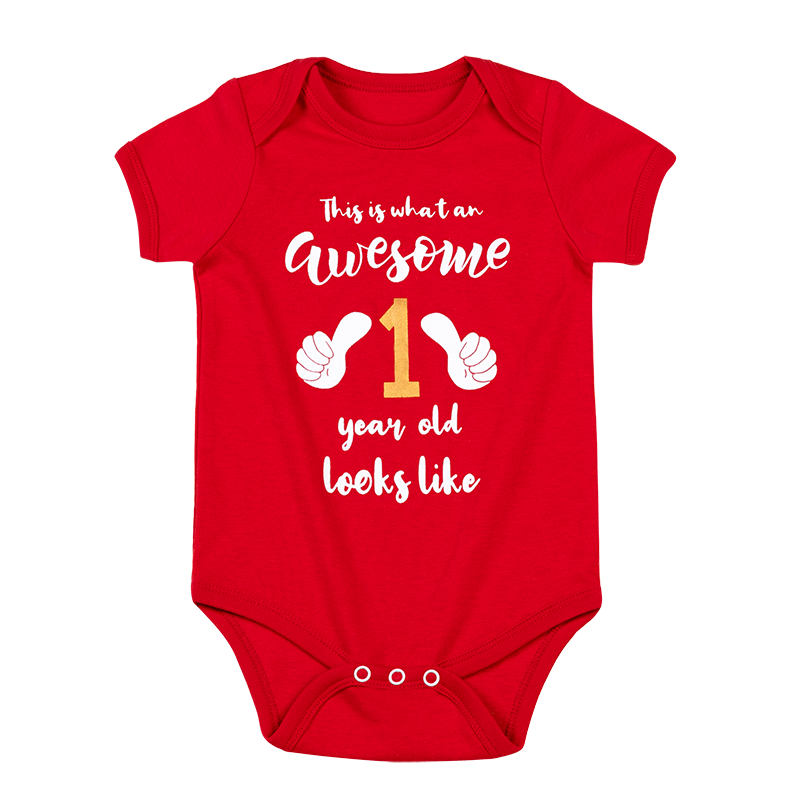 Body gráfico para bebé con el personaje "This Is 1 Year Old" - Announcement Baby Onesie