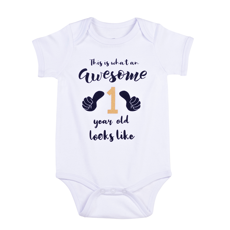 Body gráfico para bebé con el personaje "This Is 1 Year Old" - Announcement Baby Onesie
